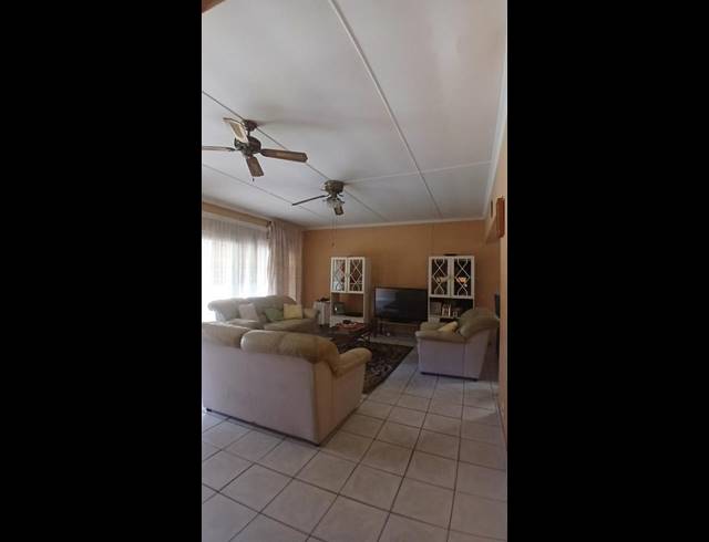 4 BEDROOM HOUSE FOR SALE IN YELLOWWOOD PARK